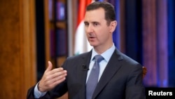 El presidente siria habla durante una entrevista por televisión. Dijo no tener objeción a la presencia de inspectores de la ONU en su país.