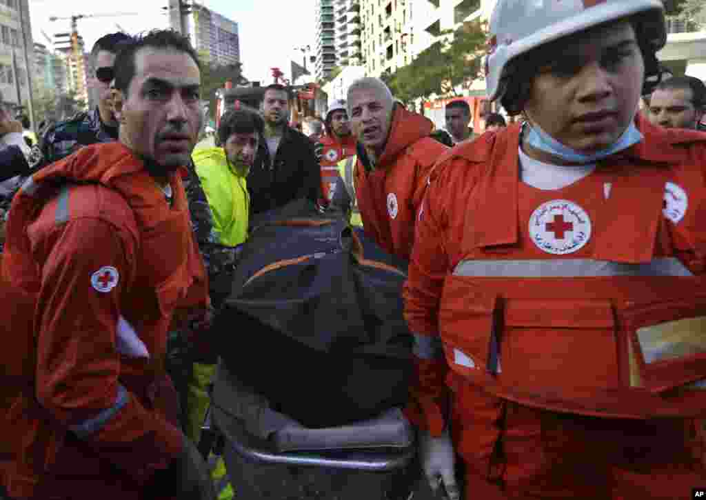 A Cruz Vermelha libanesa transporta um corpo do local da explosão na Baixa de Beirute, Líbano, que matou várias pessoas incluindo Mohammed Chatah, ex-ministro das Finanças do Governo do ex primeiro-ministro Saad Hariri Dez. 27, 2013.
