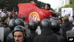 Demonstrators gather outside the Interior Ministry in Tunis, 21 Jan 2011