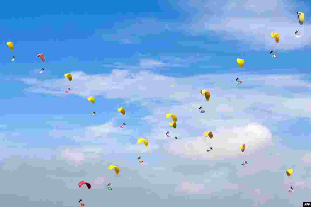 2017年8月18日，中国东北辽宁省沈阳市第六届沈阳法库国际飞行大会开幕式上，伞兵表演。