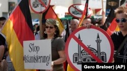 İslam ve göçmen karşıtı grubun Berlin'de düzenlediği bir gösteri