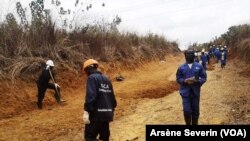 Une agriculture engagée à travailler la piste agricole Lombolo-Loulombo, au Congo-Brazzaville, le 4 août 2019. (VOA/Arsène Severin)