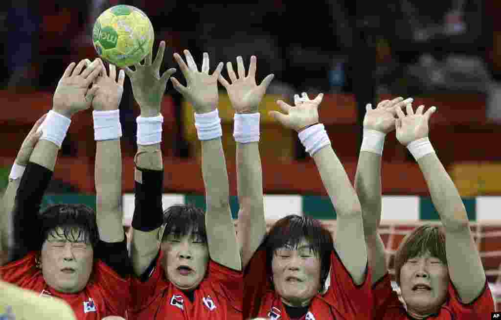 브라질 리우올림픽 여자 핸드볼 조별경기에서 한국 선수들이 스웨덴 나탈리 하그만의 슛을 막기 위해 손을 올고 있다.
