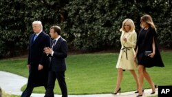 Le président Donald Trump et le président français Emmanuel Macron au premier plan, suivis par la première dame Melania Trump et Brigitte Macron à la Maison Blanche, le lundi 23 avril 2018, à Washington. (AP Photo / Evan Vucci)