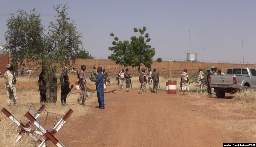 Le calme est revenue à la prison de Koutoukalé, après une attaque terroriste, au Niger, le 17 octobre 2016. (VOA/Abdoul-Razak Idrissa)