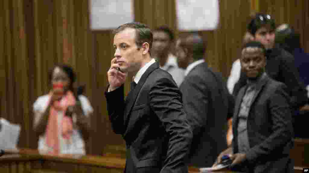 Oscar Pistorius parle au téléphone après l'audience à Pretoria, le 18 avril 2016.