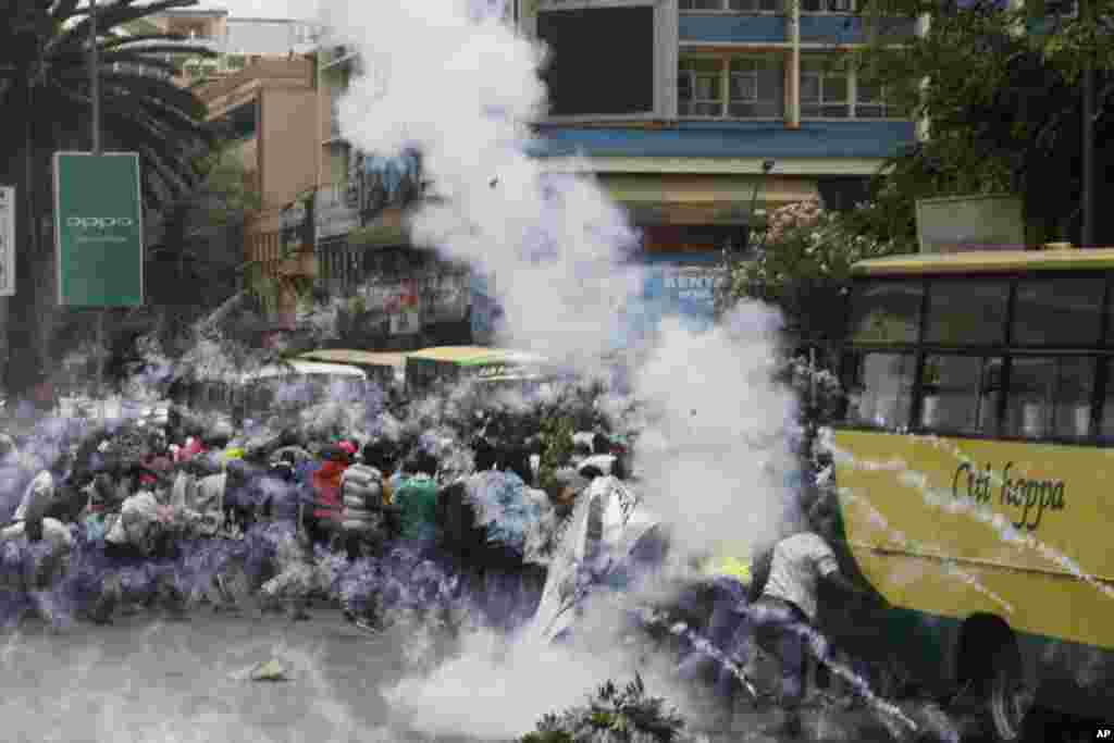 케냐 전투경찰이 수도 나이로비 도심 시위대에 최루가스를 분사하고 있다.