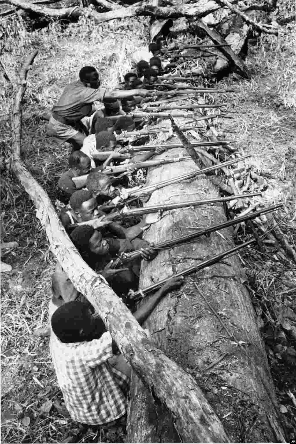 Rebeldes angolanos aprendem a lutar em guerrilha em 1961