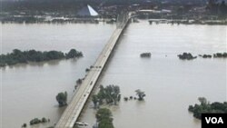 la imagen muestra el panorama que enfrentan quienes viajan en la ruta 40, entre Tennessee y Arkansas por la crecida del río Mississippi.