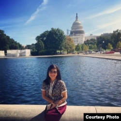 Ikke Nurjanah setelah sesi Facebook Live dengan VOA di depan gedung Capitol di Washington, DC. (Foto: Sireedee)