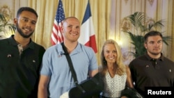 L'a'mbassadeur des Etats-Unis en France, Jane Hartley (2e à droite) présente l'étudiant Anthony Sadler (G), et les soldats américains Spencer Stone (2e à gauche) et Alek Skarlatos, de la garde américaine (à dr.) à l'ambassade américaine à Paris