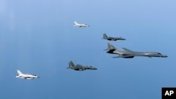 미 공군 전략폭격기 B-1B가 지난달 22일 한반도 상공에서 한국 공군 F-15K 2대, KF-16 2대와 함께 연합훈련을 실시하고 있다.