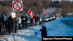 加拿大魁北克省的民众在公路旁对抗议车队表示支持（2022年1月28日）