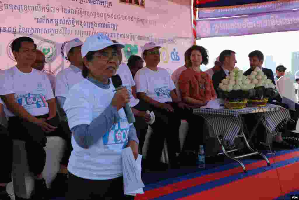 តំណាងសហគមន៍ដីធ្លី កំពុងថ្លែងពីបញ្ហាប្រឈមក្នុងពិធីប្រារព្ធទិវាសិទ្ធិមនុស្សអន្តរជាតិលើកទី៧១ នៅសួនប្រជាធិបតេយ្យ នៅថ្ងៃទី១០ ខែធ្នូ ឆ្នាំ២០១៩។ (កាន់ វិច្ឆិកា/VOA)