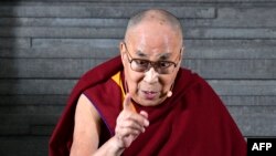 Le chef spirituel tibétain, le Dalaï Lama, est photographié à Malmö, en Suède, le 12 septembre 2018.