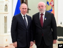 Viktor Vekselberg (kanan) bersama Presiden Rusia Vladimir Putin di Moskow (foto: dok).