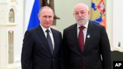 Presiden Rusia Vladimir Putin (kiri) berfoto bersama pengusaha Rusia Viktor Vekselberg dalam sebuah acara penghargaan di Moskow, Rusia, pada 26 Januari 2017. (Foto: Alexei Druzhinin, Sputnik, Kremlin Pool Photo via AP)