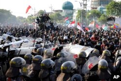 Polisi menahan para mahasiswa agar tidak maju menuju gedung DPRD dalam unjuk rasa di Surabaya, Jawa Timur, 26 September 2019.