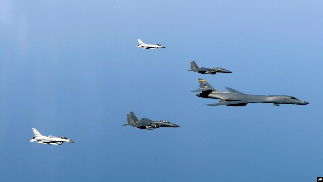 Sebuah pesawat pembom Angkatan Udara AS B-1B (kanan), dan jet tempur Korea Selatan saat melakukan latihan gabungan di Semenanjung Korea pada hari Rabu, 22 Maret 2017.