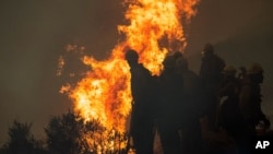 Bomberos monitorean un incendio controlado en la carretera Nacimento-Fergusson para ayudar a contener el incendio Dolan, cerca de Big Sur, California, el viernes 11 de septiembre de 2020.