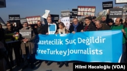 Des journalistes turcs manifestent contre l'emprisonnement de leurs collègues, le 10 décembre 2016. VOA/Hilmi Hacaloğlu