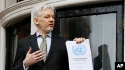 Pendiri WikiLeaks Julian Assange berpidato sembari memegang laporan PBB di London, Inggris. (Foto: dok.)