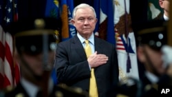 Bộ trưởng Tư pháp Mỹ Jeff Sessions chào cờ trong lễ khai mạc hội nghị thượng đỉnh về những Nỗ lực Chống Buôn người tại Bộ Tư pháp ngày 2/2/2018.