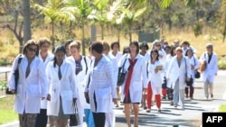 Médicos cubanos llegan a la Universidad de Brasilia para reunirse con el entonces ministro de salud brasilero Alexandre Padilha. 26-8-13.