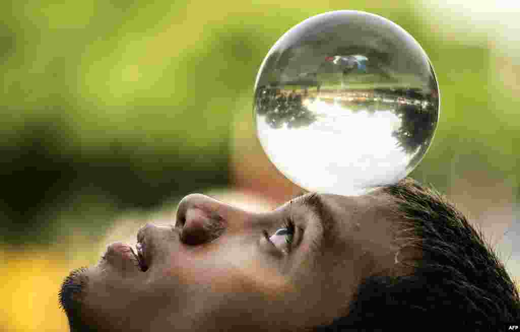 A man practices his juggling skills in Manila, the Philippines, June 25, 2016