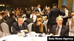 Premijer Srbije Ivica Dačić i ambasador SAD u Srbiji Majkl Kirbi na poslovnom ručku Američke privredne komore, 26. septembra 2012. 