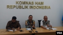 Ketua Komnas HAM Ahmad Taufan Damanik (tengah) dalam jumpa pers Komnas HAM soal isu yang luput dalam Debat Capres di kantor Komnas HAM, Jakarta, Senin (1/4). (VOA/Fathiyah)