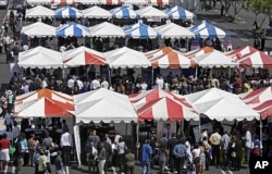 Chômeurs et employeurs potentiels... (Foire de Los Angeles, 31 août 2011)