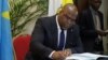 Félix Tshisekedi signe l'accord conclu sous la médiation des évêques catholiques à Kinshasa, 31 décembre 2016.