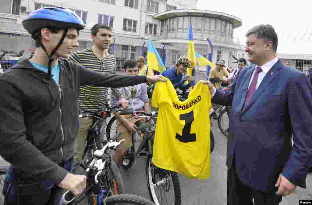 Ukrainian businessman, politician and presidential candidate Petro Poroshenko (R) meets supporters during his election campaign in Odessa May 21, 2014. REUTERS/Mykola Lazarenko/Pool (UKRAINE - Tags: POLITICS ELECTIONS BUSINESS) - RTR3Q6BD