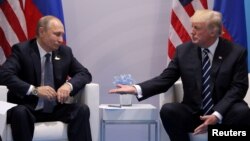 Президент США Дональд Трамп зустрівся з президентом Росії Володимиром Путіним під час двосторонньої зустрічі на саміті "Великої двадцятки" в Гамбурзі, Німеччина, 7 липня 2017 року.