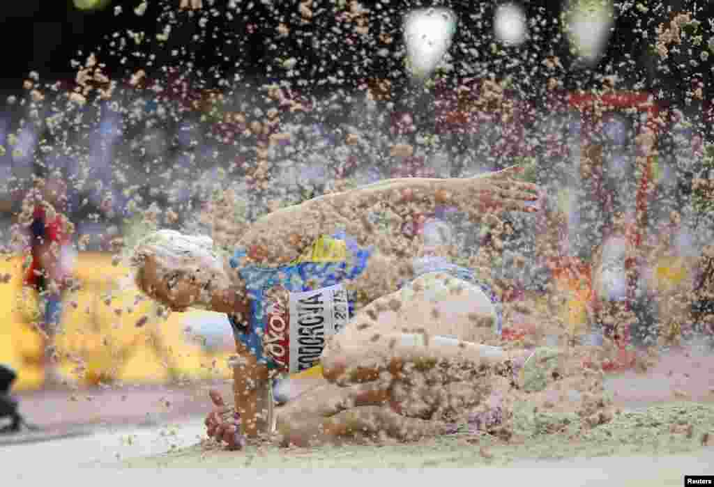 Alina Fodorova dari Ukraina bertanding di lomba lompat jauh heptathlon putri dalam Kejuaraan IAAF Dunia ke-15 di Stadion Nasional di Beijing, China.