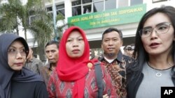 Baiq Nuril Maknun, (tengah), tiba di kantor Kejaksaan Agung di Jakarta, Jumat, 12 Juli 2019. (Foto: dok).
