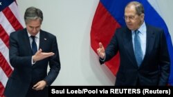 Entoni Blinken (L) i Sergej Lavrov (D) tokom susreta u Rejkjaviku (Foto: Saul Loeb/Pool via REUTERS)