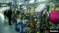 Ljudi u poseti akseceleratoru Linac 4 u CERN-u, Foto: REUTERS/Denis Balibouse - RTS15SVJ