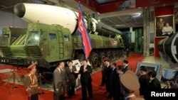 김정은 북한 국무위원장이 지난해 10월 평양에서 열린 '국방발전전람회'를 시찰했다.