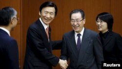 2016年2月29日中国朝鲜核问题特使武大伟(右二)在韩国首尔与韩国外长尹炳世举行会谈