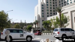 Xe của Liên hiệp quốc đậu trước khách sạnở Damascus nơi các chuyên viên của OPCW ở