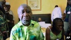 Ivory Coast's Laurent Gbagbo (L) and his wife Simone sit in a room at Hotel Golf in Abidjan, after they were arrested, Apr 11 2011