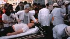 Nhân viên y tế và nạn nhân tại hiện trường vụ tấn công bằng chất độc thần kinh năm 1995.