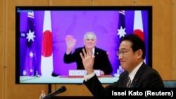 Perdana Menteri Jepang Fumio Kishida (kanan) dan Perdana Menteri Australia Scott Morrison menghadiri upacara penandatanganan perjanjian bilateral di kediaman resmi Kishida di Tokyo, Jepang 6 Januari 2022. (Foto: REUTERS/Issei Kato)