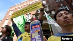 英国家用化学品生产商利洁时在伦敦召开年会前，声称利洁时产品在韩国导致顾客死亡的抗议者在伦敦示威 (2016年5月5日)