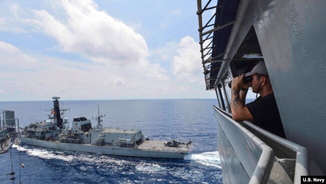英国皇家海军“蒙特罗斯”舰2019年2月18日与美国军舰在泰国外海举行海上补给演习（美国海军照片）