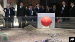 日本首相安倍晉三(左3)在紀念廣島原子彈爆炸博物館。