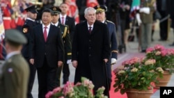 Czech Republic President Milos Zeman (R) welcomes his Chinese counterpart Xi Jinping (L) at the Prague Castle, in Prague, Czech Republic, March 29, 2016.