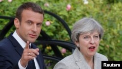 Le président français Emmanuel Macron et la Première ministre britannique Theresa May.